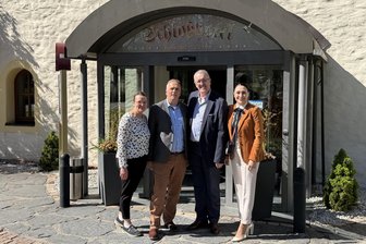 Chemnitz: Schlosshotel in Klaffenbach verkauft – das sind die neuen Betreiber - Silke und Ralf Langer (l.) übergeben das Schloßhotel Klaffenbach an Darija und Petar Marovic.