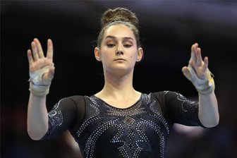 Chemnitz: Schmerzensgeld-Klage von Turnerin Helene Schäfer-Betz gegen ihren Mediziner abgewiesen - Die Turnerin, hier bei einem Wettkampf 2019 in Berlin, hatte das Medikament Tilidin von ihrer Trainerin Gabriele Frehse vor einem Wettkampf in Japan bekommen. Doch dass sie wegen des Schmerzmittels vom Schwebebalken fiel, sah das Gericht nicht als erwiesen an.