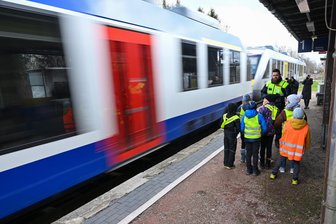 Chemnitz: Schreiende Passantin verhindert tödlichen Unfall - Der Bahnhaltepunkt in Wittgensdorf ist für die Bundespolizei ein Schwerpunkt. Deshalb gibt es dort auch Präventionsmaßnahmen wie diese hier mit Grundschülern.