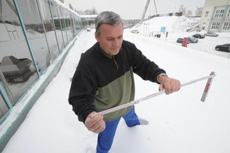 Chemnitz: Schulturnhallen bleiben bis zum Wochenende geschlossen - Auf der Halle im Sportforum lagen am Mittwoch 35 bis 40 Zentimeter Schnee auf dem Dach.