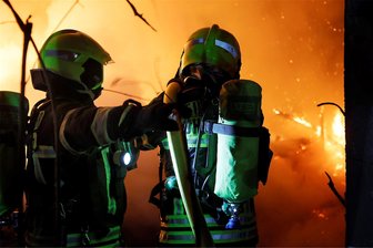 Chemnitz: Schuppen brennen in Altchemnitz - Die Feuerwehr war mehrere Stunden im Einsatz.