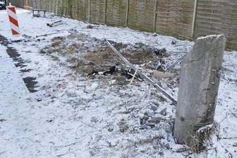 Chemnitz: Schwerer Unfall legt Stromversorgung lahm - Ein BMW kollidierte in der Nacht zum Sonntag aus noch ungeklärter Ursache mit diesem Betonmast. Der Mast fiel um und legte die Energieversorgung mehrerer Haushalte lahm.