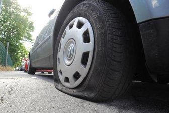 Chemnitz: Serie hält an - Reifenstecher beschädigt weitere zwölf Fahrzeuge -