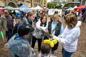 Chemnitz: So lief es bei der Jobmesse „mach was! Neues“ auf dem Marktplatz - Informieren steht bei der Jobsuche im Vordergrund, auch am Stand der „Freien Presse“.