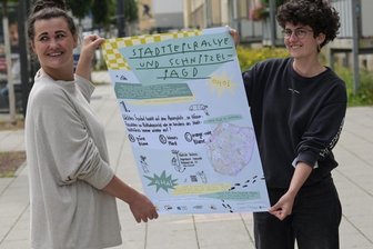 Chemnitz: Sommerliche Schnitzeljagd im Zentrum und am Sonnenberg - Ria Leonhardt (li.) und Johanna Richter zeigen eines der Plakate für die Rallye. 