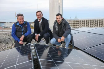 Chemnitz: Sonnenenergie geht direkt vom Dach des Bürgerhauses zu den Mietern - Objektleiter Lutz Arnold sowie Max Tesing und Sebastian Hugl von der Firma Solation (von links) sehen der Fertigstellung der Solaranlage auf dem Bürgeramt entgegen.