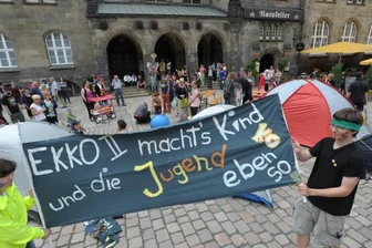 Chemnitz: Sparpaket vertagt - Bauvorhaben werden zur Hängepartie - Sozialarbeiter, Künstler und Mitarbeiter von Kulturvereinen haben am Mittwochnachmittag gegen das neue Sparpaket Ekko II protestiert. Eigentlich sollte der Stadtrat das Maßnahmenbündel am Mittwoch beschließen, doch die Verwaltungsspitze nahm das Papier kurzfristig von der Tagesordnung.