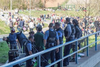 Chemnitz: Stadt vereinfacht Spontanpartys - Diese Spontanparty im April auf einem Freigelände an der Zwickauer Straße wurde von der Polizei aufgelöst.