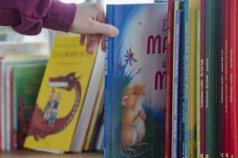 Chemnitz: Stadtbibliothek startet Vorlesereihe auf Spielplätzen - Die Stadtbibliothek liest kleinen Chemnitzern an verschiedenen Terminen auf Spielplätzen vor.