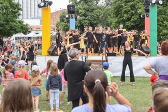 Chemnitz startet in den Parksommer - Auf der 360-Grad-Bühne im Stadthallenpark präsentierte sich zum Musikpicknick das Chemnitzer Studio W. M, die Werkstatt für Musik und Theater unter Leitung von Wieland Müller. 