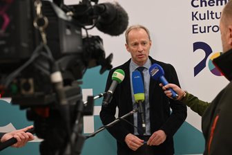 Chemnitz startet Kulturhauptstadtjahr: Taschenkontrollen am Marx-Monument - Der Chemnitzer Ordnungsbürgermeister Knut Kunze erläutert vor Medienvertretern das Sicherheitskonzept zur Eröffnung des Kulturhauptstadtjahres am 18. Januar.