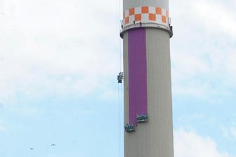 Das erste Segment des Schornsteins am Heizkraftwerk Nord wird seit Donnerstag bemalt.