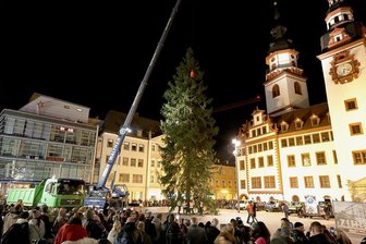 Chemnitz steht zweiter Corona-Advent bevor - Verfolgt von Hunderten Schaulustigen wurde am Samstagabend auf dem Neumarkt der Weihnachtsbaum aufgestellt. Die nach Angaben der Stadt rund 130Jahre alte und gut 28 Meter hohe Fichte stammt aus dem Vogtland. 