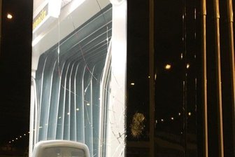 Chemnitz: Steinwurf auf City-Bahn löst Hubschraubereinsatz aus - Die Glasscheibe an einer Seite der City-Bahn wurde am Samstagabend durch den Steinwurf zerstört.