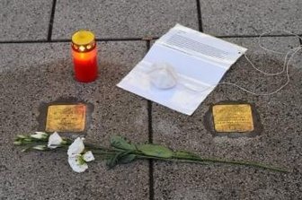 Chemnitz: Stolpersteine beschädigt - Staatsschutz ermittelt - Mitglieder des Agiua-Vereins hatten an Stolpersteinen in der Innenstadt, wie hier an der Brückenstraße, Blumen und Kerzen niedergelegt sowie Biografien der Opfer verteilt. Später ist ein Teil der Platten beschädigt worden.