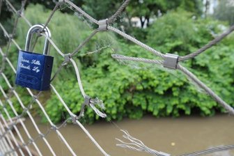 Chemnitz: Strafanzeige statt Liebeserklärung - Liebe aus, Schloss ab? Ob das Drahtgeflecht am Pfortensteg beim Versuch ramponiert wurde, überholte Liebesbeweise zu entfernen, steht in den Sternen. Allerdings fehlen viele der einstigen Schlösser.