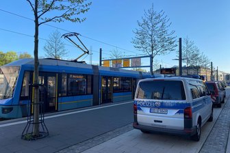 Chemnitz: Straßenbahn fährt Kind (4) an und verletzt es schwer - Der Ort des Geschehens in der Chemnitzer Innenstadt: die Haltestelle Stefan-Heym-Platz.