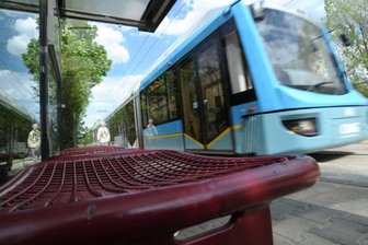 Chemnitz: Straßenbahnen prallen auf Verkehrszeichen und Bauzäune -