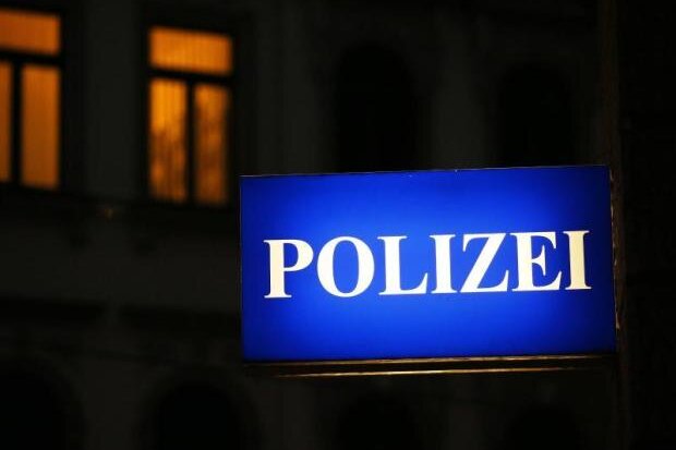 Chemnitz: Streit eskaliert und endet im Krankenhaus - Zwei Männer haben sich gestritten, was im Krankenhaus endete und ein Dritter begang Fahrerflucht.