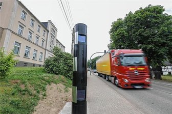 Chemnitz sucht neue Standorte für seine Blitzer - Ein neuer Blitzer ist jetzt vor der Grundschule im Chemnitzer Ortsteil Mittelbach in Betrieb gegangen.
