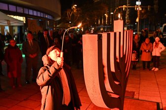 Chemnitz: „Tacheles“ - Das Jahr der jüdischen Kultur Sachsens im März - Rabbiner Michael Jedwabny, hier beim Chanukka-Fest, ist Gast einer Diskussion.