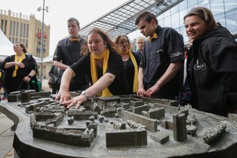 Chemnitz: Tastmodell für Blinde muss wieder abgebaut werden - Kathrin Gießner (vorn) und weitere Mitglieder vom SFZ Förderzentrum erkundeten das Modell bei der Einweihung. Kurz darauf musste es vorerst wieder abgebaut werden.