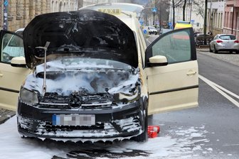 Chemnitz: Taxi fängt Feuer auf dem Sonnenberg - 16.01.2025, Chemnitz, Brand, PKW_Brand