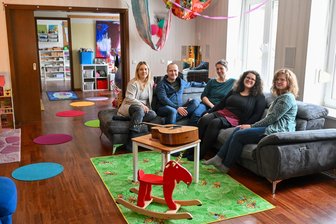 Chemnitz’ teuerste Kita: Wo Eltern 800 Euro für Kinderbetreuung zahlen - Das Team der Sonnenblume (v. l. n. r.): Erzieherin Marie Lange, Hausmeister Sven Forchheim, Vereinsvorsitzende Isabel Weber, Erzieherin Katharina Truar und Leiterin Susann Schlegel.