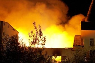 <p class="artikelinhalt">Nachdem das Feuer den Dachstuhl zum Einsturz gebracht und das Dach Feuerwehrmann Dirk F. unter sich begraben hatte, loderten die Flammen am Sonntag weithin sichtbar in den Chemnitzer Nachthimmel. Derzeit versuchen Brandermittler die Ursache des Feuers zu klären. </p>