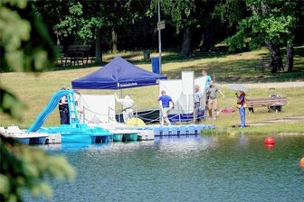 Chemnitz: Toter im Stausee Oberrabenstein gefunden – Kripo ermittelt - Die Polizei ermittelt am Stausee.