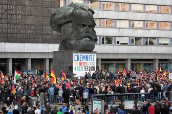 "Chemnitz triggert": Film über Ereignisse im Jahr 2018 erscheint -  Teilnehmer einer Demonstration der rechtspopulistischen Bewegung Pro Chemnitz versammeln sich vor dem Karl-Marx-Monument.