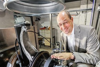Chemnitz tritt auf die Bremse - und lässt Automobil-Experten staunen - Ralph Meyer, Professor für Fahrzeugsystemdesign an der TU Chemnitz, an einer der modernsten Bremsenprüfstände Europas. Die Anlage in Altchemnitz kann Bremseigenschaften bei Temperaturen bis minus 40 Grad testen.
