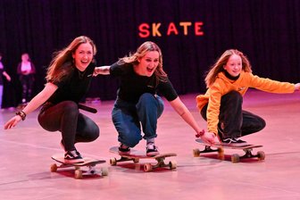 Chemnitz trotzt dem Herbstwetter: Diese Veranstaltungen bringen Abwechslung ins Wochenende - Longboarderinnen in Aktion: Am Samstag öffnet das Chemnitzer Kraftwerk seine Hallen für Skater.