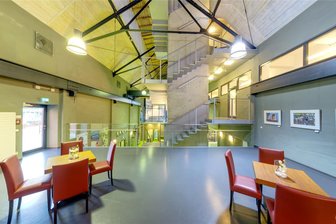 Chemnitz: Übernachten in der Jugendherberge – Industriecharakter trifft Loft-Charme - Die Jugendherberge „Eins" mitten im Zentrum vom Chemnitz ist eine moderne Übernachtungsmöglichkeit – nicht nur 2025 im Jahr der Kulturhauptstadt. 131 Betten bieten Schulklassen, Azubis, Familien und Rucksack-Reisenden mehr als ein Dach über dem Kopf.