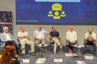 Chemnitz und das Fernverkehrsproblem: „Es ist doch nicht so, dass nichts passiert“ - Das Podium beim Bahnforum in Chemnitz: Steffen Wegert (AfD), Dietmar Holz (BSW), Sascha Thümmler (Grüne), Markus Haubold (Fahrgastverband Pro Bahn), Detlef Müller (SPD) und Nico Brünler (Linke, von links).