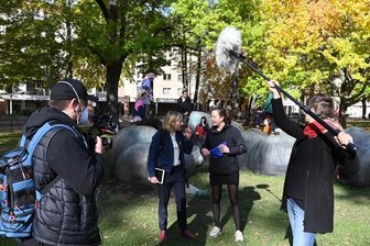 Chemnitz und die Kulturhauptstadt: So wirbt die Stadt bei der Jury für sich - Endstation Darm: Am Kunstobjekt im Schillerpark endete die zweite Liveschalte.