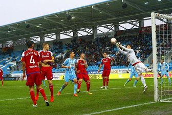 Chemnitz und Kiel trennen sich 2:2 - Torhüter Kenneth Kronholm (Kiel) klärt vor Tim Danneberg (Chemnitz, 3.v.l.)