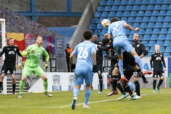 Chemnitz und Uerdingen teilen sich die Punkte - Niklas Hoheneder hat den Kopf am Ball.