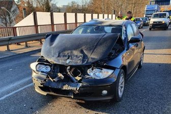 Chemnitz: Unfall mit drei Fahrzeugen auf Südring - Beide Insannen des BMW wurden leicht verletzt.
