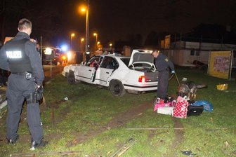 Chemnitz: Unfall unter Drogen löst Polizeigroßeinsatz aus - Nach dem Unfall auf der Limbacher Straße kamen mehrere Polizisten mit Rauschgiftsuchhunden zum Einsatz.