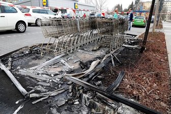 Chemnitz: Unterstand für Einkaufswagen in Flammen -