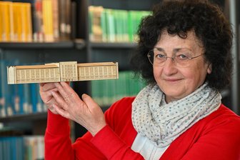 Chemnitz: Verfilmte Erinnerungen an die vielen Nutzungen der Aktienspinnerei - Bibliotheksdirektorin Angela Malz zeigt das Modell der Aktienspinnerei.