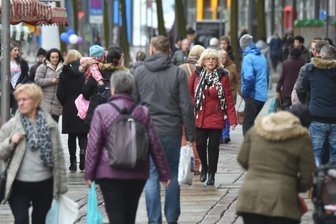Chemnitz verliert Einwohner - schon das dritte Jahr in Folge - Mit gut 243.600 Einwohnern ist Chemnitz noch immer eine der größten Städte im Osten Deutschlands. Zuletzt allerdings gab es weniger Geburten, deutlich mehr Sterbefälle und nur noch vergleichsweise kleine Bevölkerungsgewinne aus Zuwanderung.