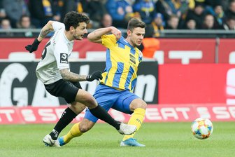 Chemnitz verliert mit 1:2 in Braunschweig - Philipp Hosiner (links, 26, Chemnitz) und Niko Kijewski (27, Braunschweig)
