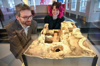 Chemnitz: Verschüttete Relikte jüdischen Lebens in einer Ausstellung des Smac - Die Kuratoren Alexander Walther und Lara Siegel zeigen das Modell der Chemnitzer Mikwe.