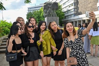 Chemnitz versorgt ganz Deutschland mit Azubis aus Vietnam - Erinnerungsfoto am Marx-Monument: Nach ihrem gemeinsamen Sprachkurs in Chemnitz treten diese jungen Damen aus Vietnam demnächst ihre Berufsausbildungen an. Die meisten irgendwo in Deutschland, in Chemnitz selbst bleiben nur einige von ihnen.