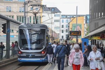 Chemnitz verzeichnet deutlich mehr Fahrgäste in Bus und Bahn: Steht der ausgedünnte Ferien-Fahrplan vor dem Aus? - Auch während der Ferien ist an der Chemnitzer Zentralhaltestelle jeden Tag viel los.
