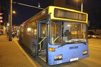Chemnitz: Vier Verletzte bei Bremsmanöver im Bus - Zu einem Busunfall ist es am Mittwochabend in Chemnitz gekommen.