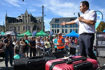 Chemnitz: Voller Bahnhof, volle Koffer, volle Kasse bei der Auktion von Fundsachen - Der Wuppertaler Auktionator Khalid Ouaakki in dynamischer Aktion.