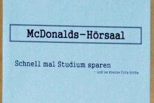 "McDonald's-Hörsaal - Schnell mal Studium sparen - und ne kleine Cola bitte" Dieses Schild hing am Donnerstag an der Tür zum Hörsaal N112.